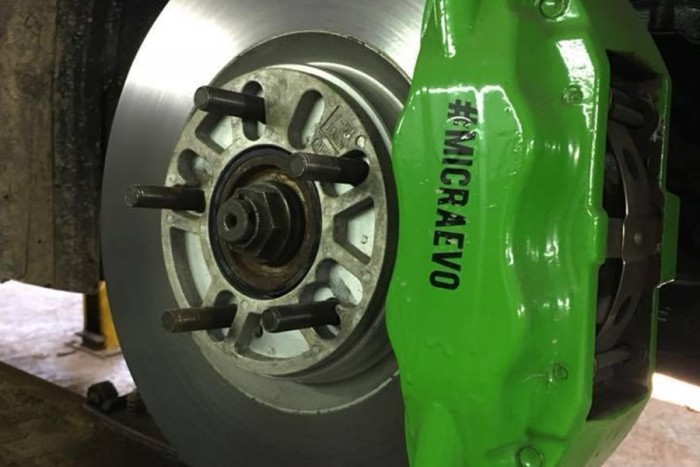 Súlyos technika lapul a Nissan Micra héja alatt 6