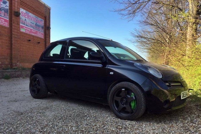 Súlyos technika lapul a Nissan Micra héja alatt