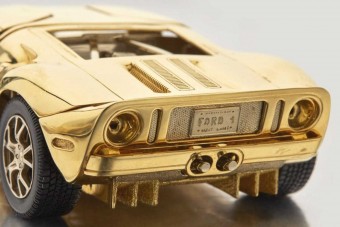 Eszement ára van ennek az arany Ford GT modellnek