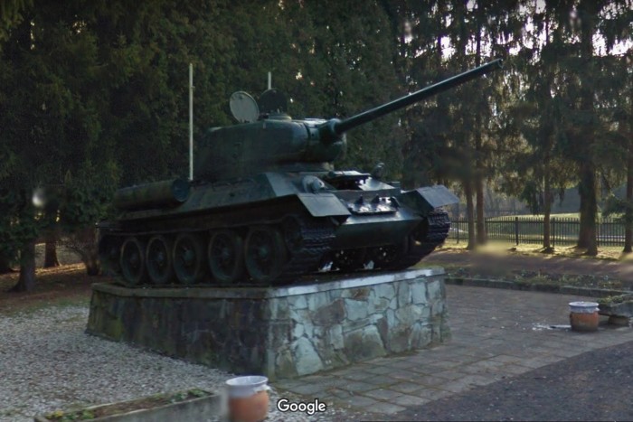 Kitömött járgányok az út mellett 11