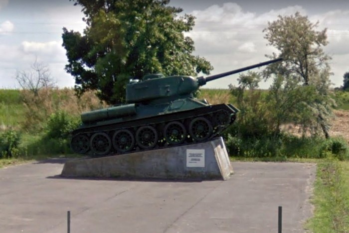 Kitömött járgányok az út mellett 10