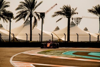 F1: Vettel megtörte a Ferrarit, Räikkönen alatt leállt az autó