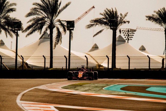 F1: Vettel megtörte a Ferrarit, Räikkönen alatt leállt az autó