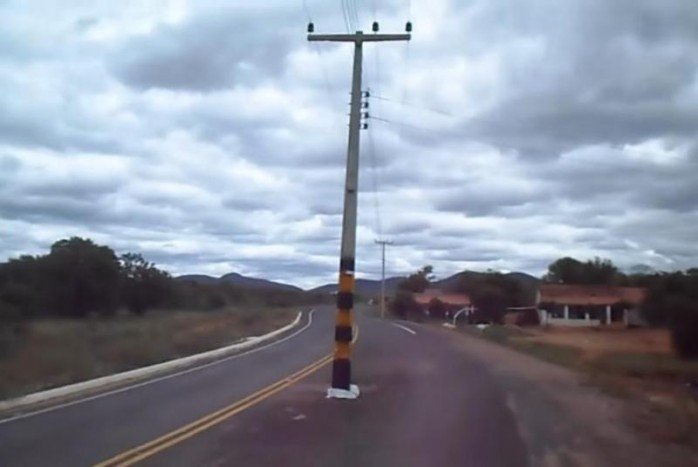 Képtelenségnek tűnik, de bőven akad út közepén hagyott oszlop a világban