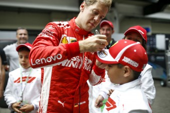 F1: Vettel mesterien tett boldoggá egy kisfiút - videó