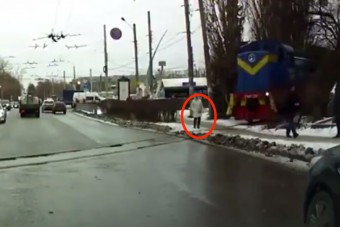 Vajon miért sétált szép lassan a vonat elé ez a nő?