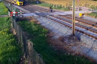 A bringás rápróbált, hátha átfér még a vonat előtt