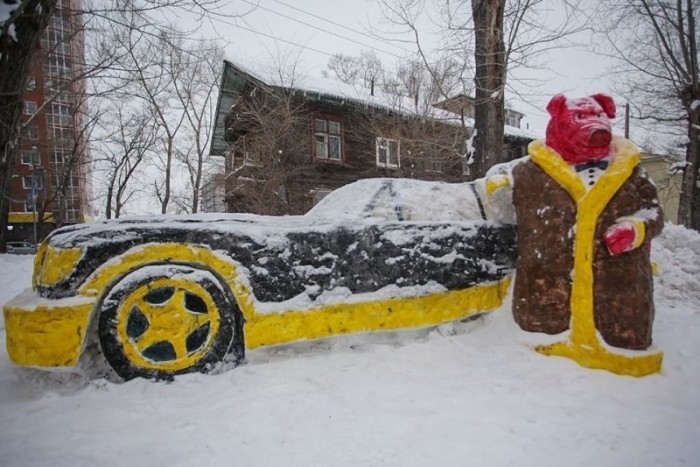 Az oroszok már élvezik a telet, Mercedes és vörös disznó hóból faragva 3