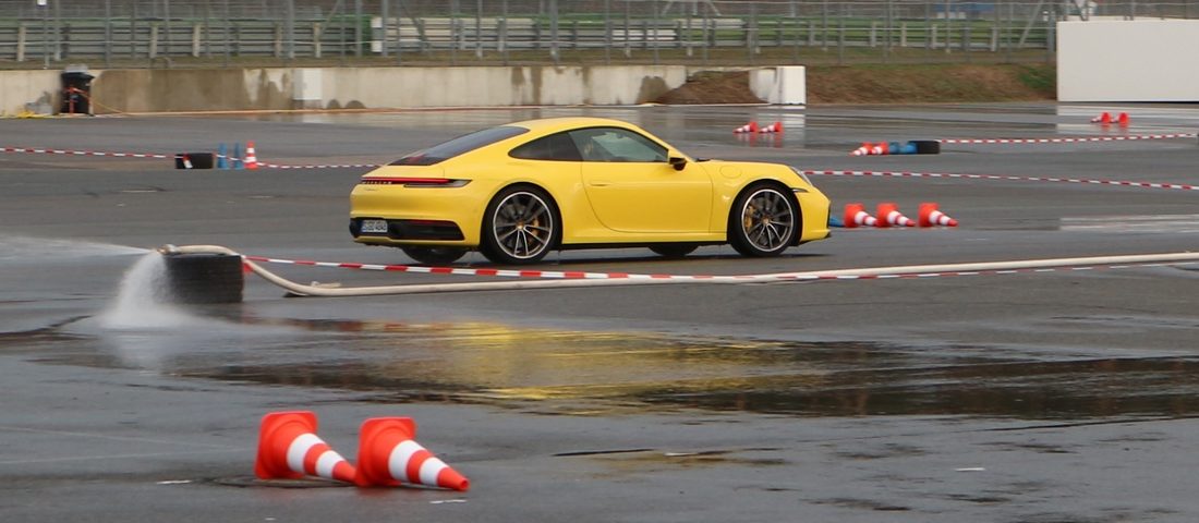 Érzi az esőt, tudja a benzinárakat az új 911-es Porsche