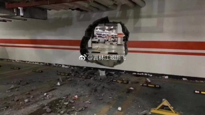 Parkolás helyett áttört egy betonfalat az audis 2