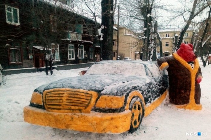 Az oroszok már élvezik a telet, Mercedes és vörös disznó hóból faragva 2