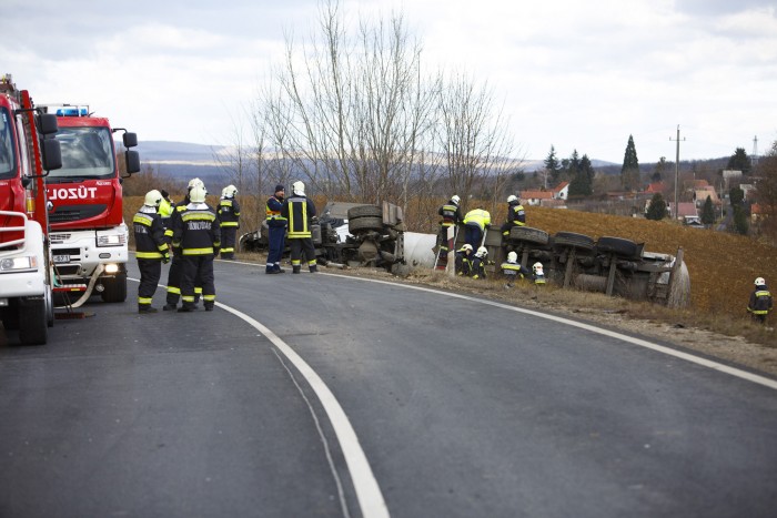 Felborult egy tartálykocsi Zalában, fotókon a baleset 3