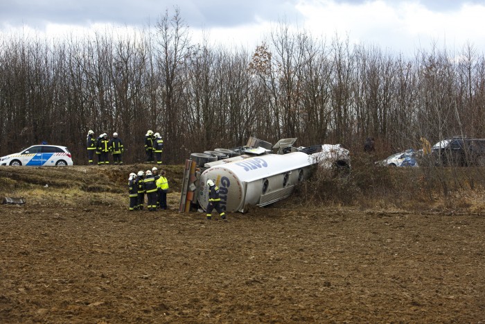 Felborult egy tartálykocsi Zalában, fotókon a baleset 1