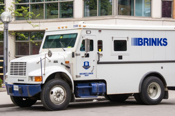 140 millió forint hevert az utcán, naná, hogy ellopták