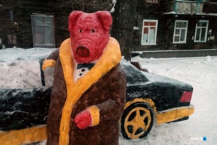 Az oroszok már élvezik a telet, Mercedes és vörös disznó hóból faragva 1