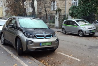 Egyre többen parkolnak ingyen Budapest fizetős helyein