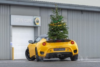 Ez a Lotus még a fát is keresztbe viszi