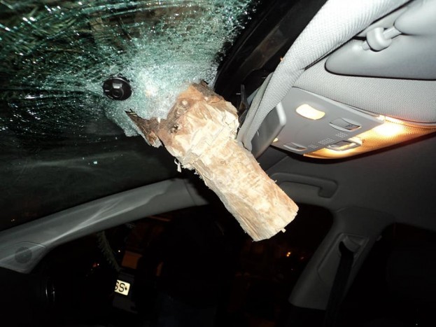 Karácsonyfát állítottak egy Audi szélvédőjébe a lakótelepen 2