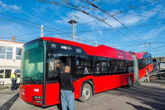 Megérkezett Budapest első új csuklós trolibusza