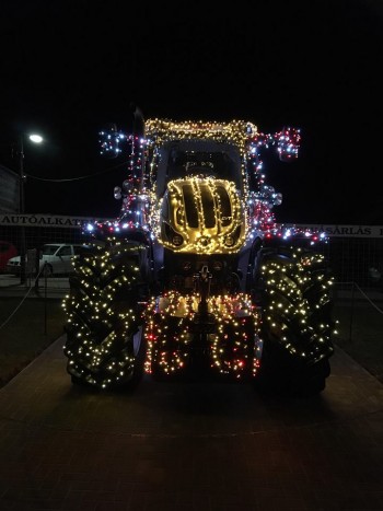 Olyan fénytraktort állítottak a 81-es főút mellé Kisbéren, hogy szem nem marad szárazon 2