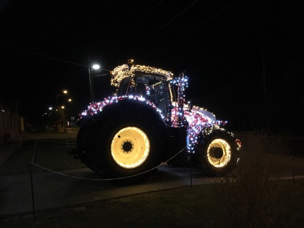 Olyan fénytraktort állítottak a 81-es főút mellé Kisbéren, hogy szem nem marad szárazon 3