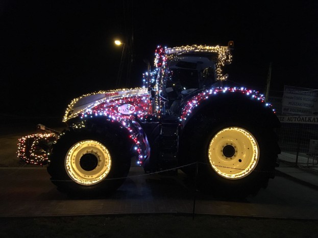 Olyan fénytraktort állítottak a 81-es főút mellé Kisbéren, hogy szem nem marad szárazon 4