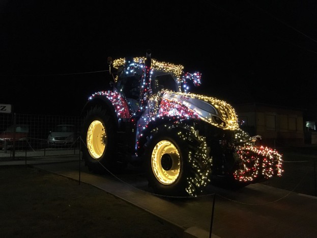 Olyan fénytraktort állítottak a 81-es főút mellé Kisbéren, hogy szem nem marad szárazon 6