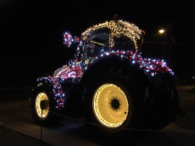 Olyan fénytraktort állítottak a 81-es főút mellé Kisbéren, hogy szem nem marad szárazon 8