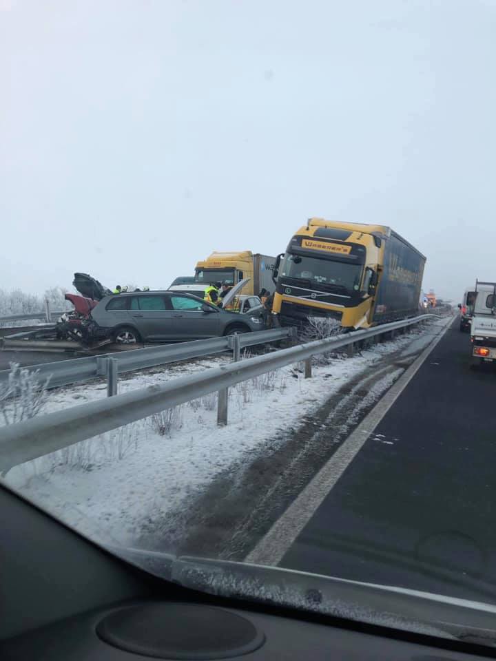 Tömegkarambol az M3-ason, mindenhol roncsok 1 | Vezess Tömegkarambol az M3-ason, mindenhol roncsok 1