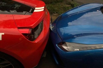 Négy Ferrarit zúzott le egyszerre egy alvó autós