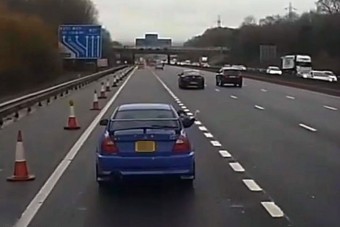 Igazán bunkó autóst vettek videóra