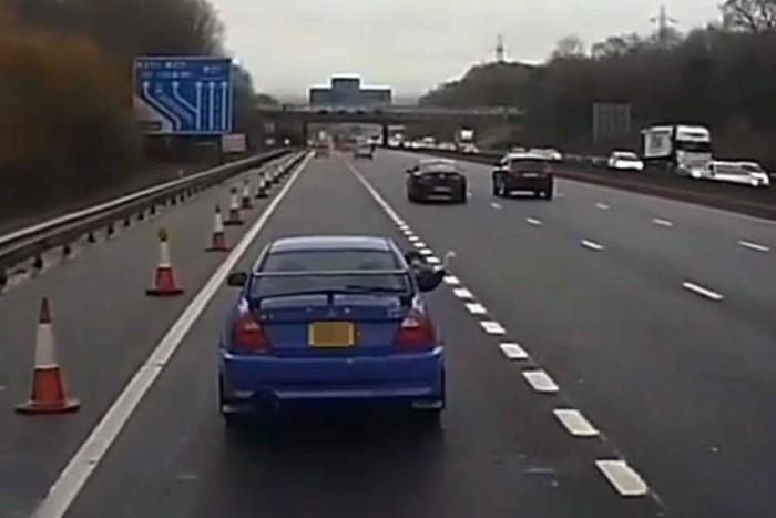 Igazán bunkó autóst vettek videóra