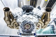 11 ezret forog az Aston Martin új V12-es motorja! 33