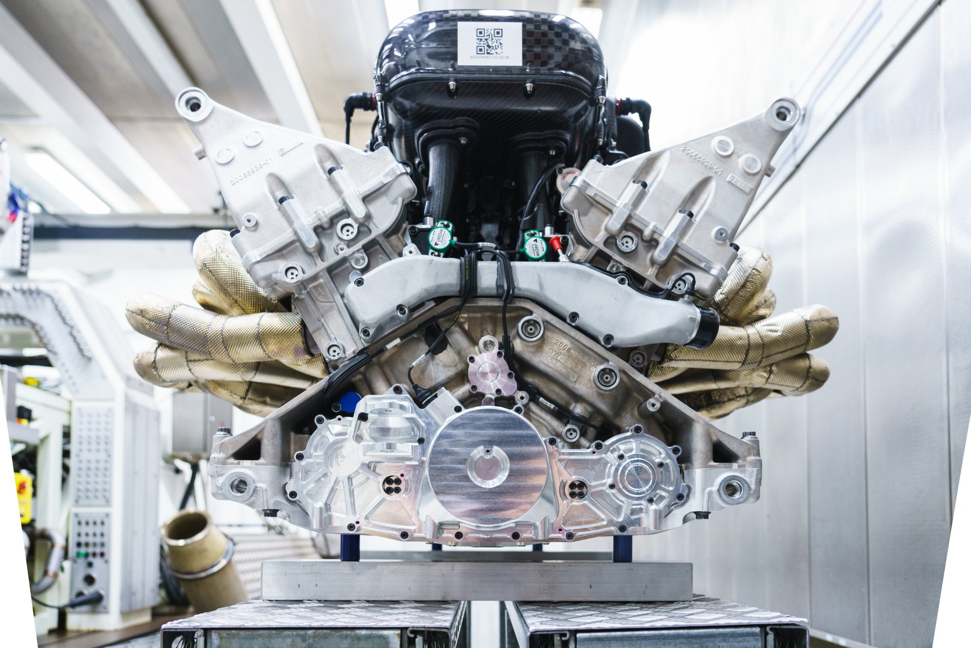 11 ezret forog az Aston Martin új V12-es motorja! 14