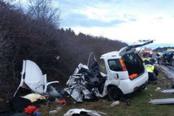 Hármas karambol, teljes zár a 4-es úton