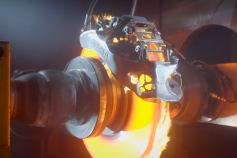 Hihetetlen kínzást kell kibírnia a Bugatti fékjeinek – videó