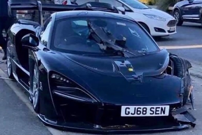Méregdrága szupersportkocsit törtek össze Angliában