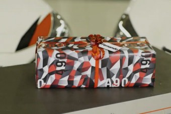 A Toyota megalkotta a tökéletes csomagolópapírt