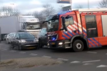 Szirénázó tűzoltókocsinak rohant neki két autós