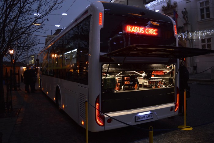Ezt is megértük, kínai buszra került Ikarus felirat 3 Ezt is megértük, kínai buszra került Ikarus felirat 3