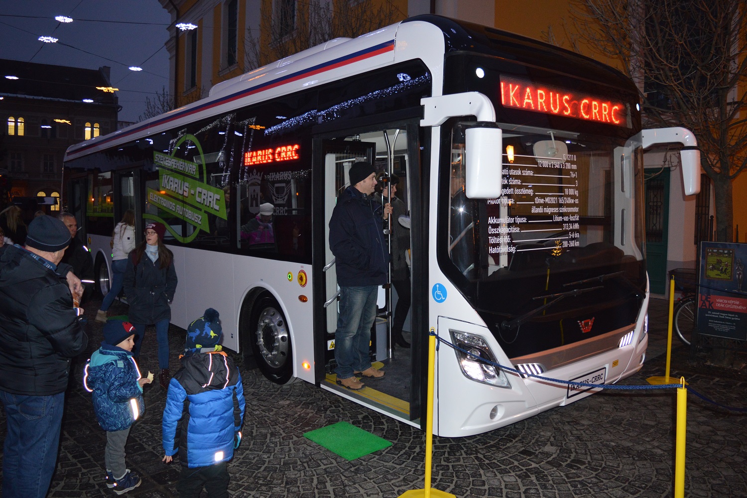 Ezt is megértük, kínai buszra került Ikarus felirat 9