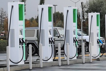 Brutálisan gyors töltőt kapnak a kaliforniai villanyautósok