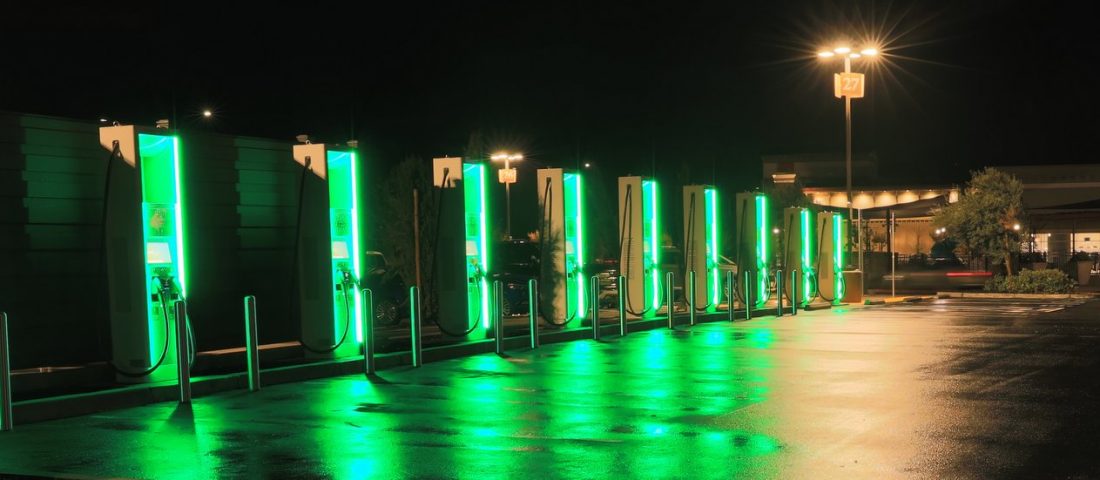 Brutálisan gyors töltőt kapnak a kaliforniai villanyautósok