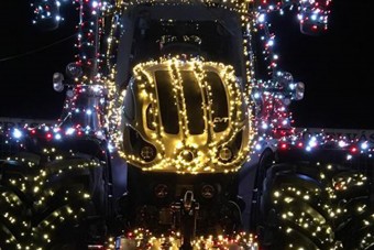 Olyan fénytraktort állítottak a 81-es főút mellé Kisbéren, hogy szem nem marad szárazon