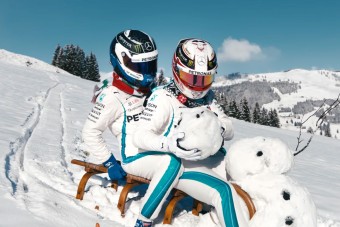 Hamilton hóembert gázolt - videó