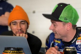 F1: Hamilton motoron bukott