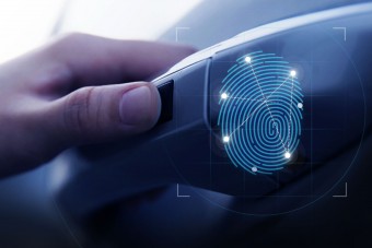 Motorindítás ujjlenyomat-olvasóval