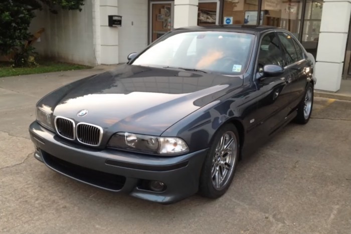 Két évig rohasztották egy fa alatt ezt az M5-öst 6 | Vezess Két évig rohasztották egy fa alatt ezt az M5-öst 6