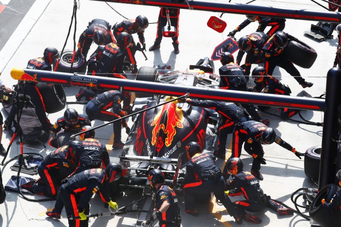 Videó: Így díszíts karácsonyfát Forma-1-es tempóban