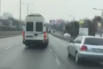 Az volt a legkisebb gond, hogy telefonált és közben csúnyán mutogatott a magyar buszsofőr